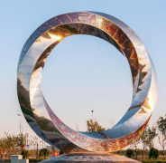 不銹鋼雕塑為什么能在我國(guó)迅速發(fā)展？目前有哪兩大種類？